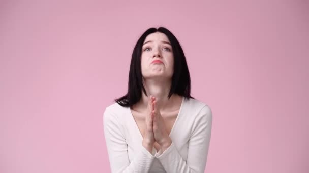 Video Dívky Prosí Něco Růžovém Pozadí Pojetí Emocí — Stock video