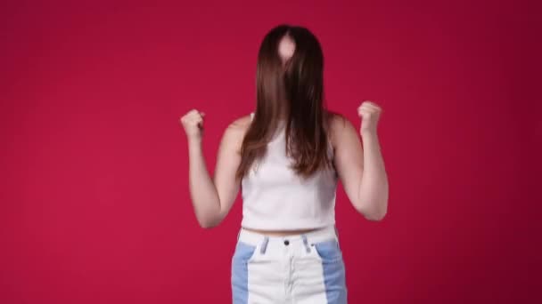 Video Pige Hæve Hænder Overraskelse Kamera Med Store Øjne Rød – Stock-video