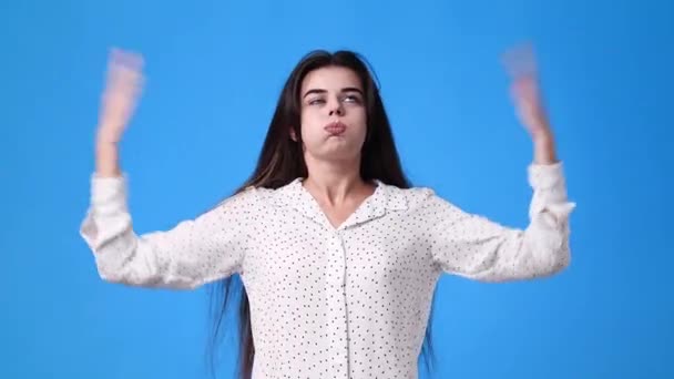Βίντεο Του Κοριτσιού Πονηρή Έκφραση Του Προσώπου Μπλε Φόντο Έννοια — Αρχείο Βίντεο