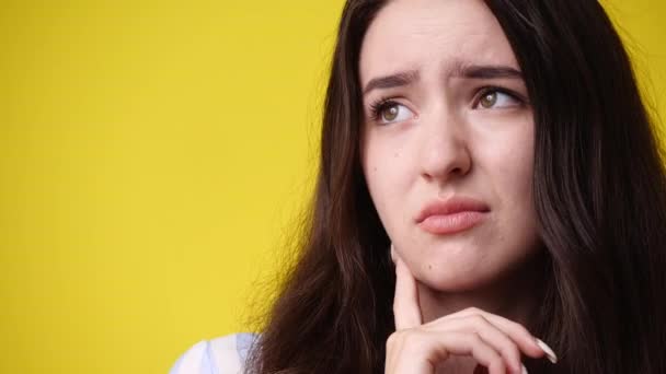 Video One Girl Negative Facial Expression Yellow Background Concept Emotions — Vídeo de Stock