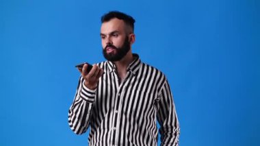 Telefon mavisi sarı arka plan kullanan bir adamın 4K videosu. Duygu kavramı.