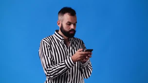 Видео Одного Человека Использующего Телефон Синий Желтый Фон Концепция Эмоций — стоковое видео