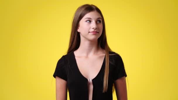 一个女孩在黄色背景上显示沉默标志的4K视频 情绪的概念 — 图库视频影像