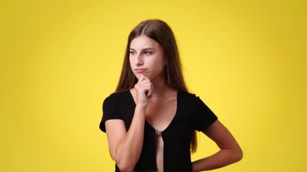 Video Chica Con Astuta Expresión Facial Sobre Fondo Amarillo Concepto — Vídeos de Stock