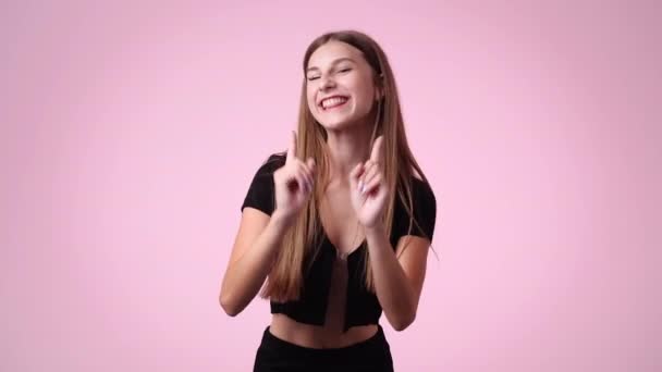 Wideo Jednej Dziewczyny Wskazującej Kamerę Pokazującej Kciuk Różowym Tle Pojęcie — Wideo stockowe