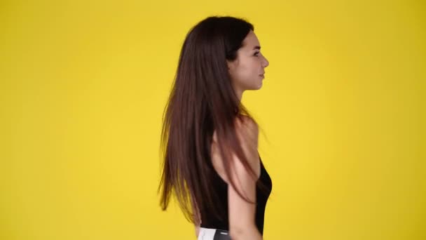 Video Linda Chica Mostrando Signo Sobre Fondo Amarillo Concepto Emociones — Vídeo de stock