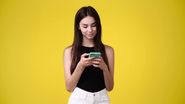 Wideo Jednej Dziewczyny Używającej Telefonu Żółtym Tle Pojęcie Emocji — Wideo stockowe