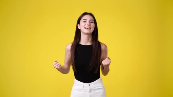 Видео Девушка Поднимает Руки Удивлении Глядя Камеру Большими Глазами Желтом — стоковое видео