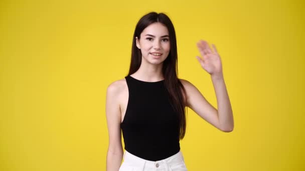 Video Von Niedlichen Mädchen Die Hallo Auf Gelbem Hintergrund Winken — Stockvideo