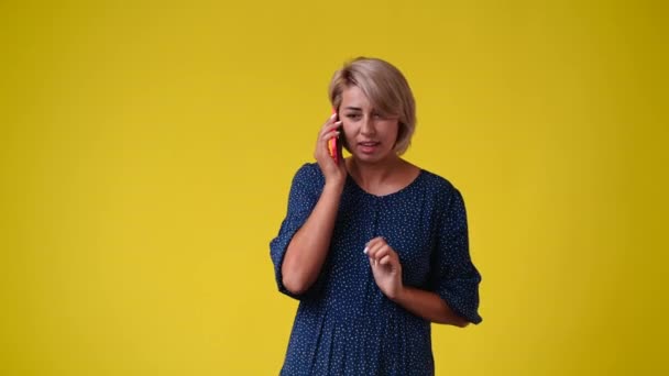 Wideo Jednej Kobiety Rozmawiającej Przez Telefon Żółtym Tle Pojęcie Emocji — Wideo stockowe