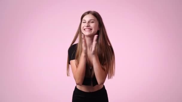 Videó Izgatott Lány Tapsol Kezét Rózsaszín Háttér Tapsoló Kéz Fogalma — Stock videók