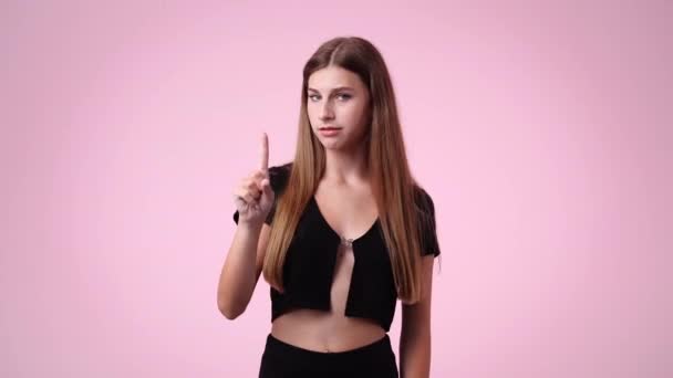 Video Van Meisje Het Verhogen Van Handen Verrassing Kijken Naar — Stockvideo