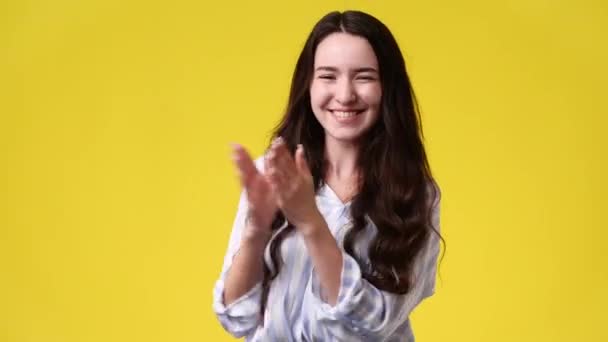 Βίντεο Του Κοριτσιού Πονηρή Έκφραση Του Προσώπου Κίτρινο Φόντο Έννοια — Αρχείο Βίντεο
