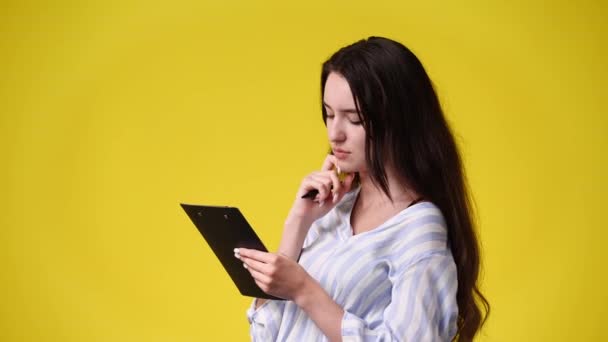 Video One Girl Taking Some Notes Yellow Background Concept Emotions — Vídeo de Stock
