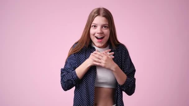 Video Una Chica Emocionalmente Regocija Sobre Fondo Rosa Concepto Emociones — Vídeos de Stock