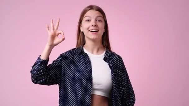 Pembe Arka Planda Tamam Işareti Gösteren Bir Kızın Videosu Duyguların — Stok video