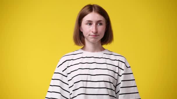 Dilenen Sarı Arka Plana Bakan Bir Kızın Videosu Duyguların Kavramı — Stok video