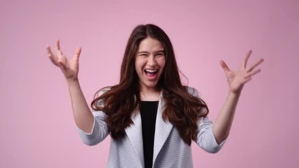 一个女孩的4K慢动作视频在感情上为粉色背景感到高兴 情绪的概念 — 图库视频影像