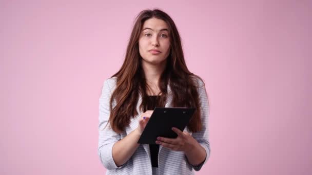 Vídeo Câmera Lenta Uma Garota Mostrando Sinal Com Tablet Mão — Vídeo de Stock