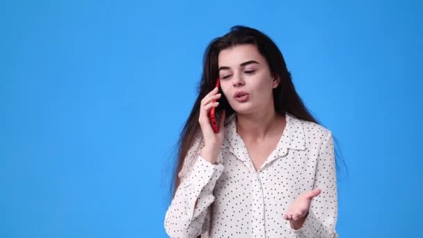 Video Una Ragazza Che Parla Emotivamente Telefono Sfondo Blu Concetto — Video Stock