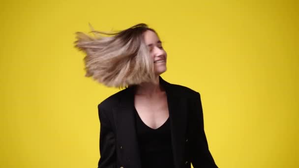 Sarı Arka Planda Saçlarını Sallayıp Gülen Bir Kızın Videosu Duyguların — Stok video