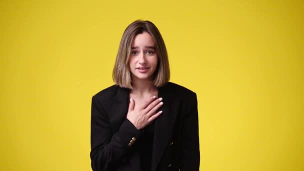 Video One Girl Which Stopping Responds Negatively Something Yellow Background — Vídeo de Stock
