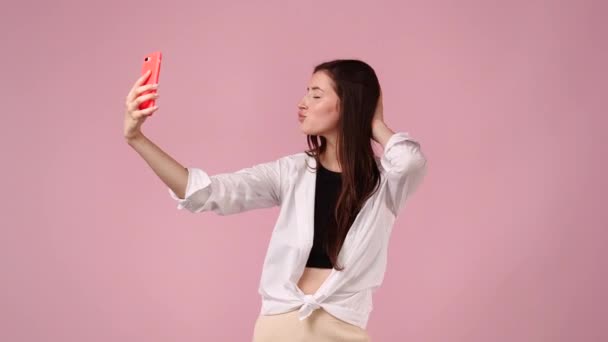 Wideo Pięknej Dziewczyny Robi Selfie Różowym Tle Pojęcie Emocji — Wideo stockowe