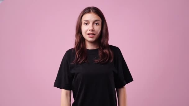 4K慢镜头 一个女孩对粉红的背景情有独钟 情绪的概念 — 图库视频影像