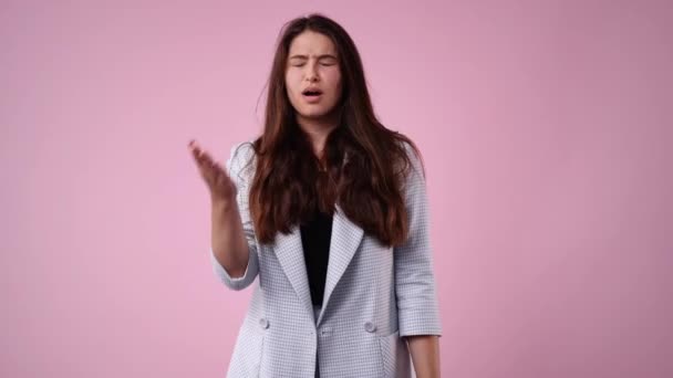 Video Una Linda Chica Sorbiendo Despierta Sobre Fondo Rosa Concepto — Vídeo de stock