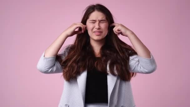 Video Jedné Dívky Která Zakrývá Uši Prsty Přes Růžové Pozadí — Stock video
