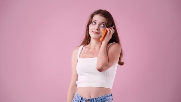 Vídeo Uma Garota Chamando Alguém Telefone Sobre Fundo Rosa Conceito — Vídeo de Stock