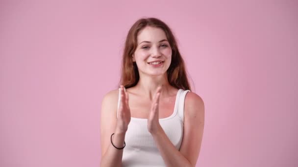 Video Jedné Dívky Tleskne Rukou Ukazuje Palce Nahoru Přes Růžové — Stock video