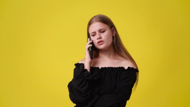 Vídeo Uma Garota Falando Telefone Com Uma Expressão Facial Negativa — Vídeo de Stock