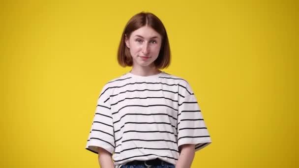 Video Una Chica Mostrando Signo Sonriendo Sobre Fondo Amarillo Concepto — Vídeo de stock