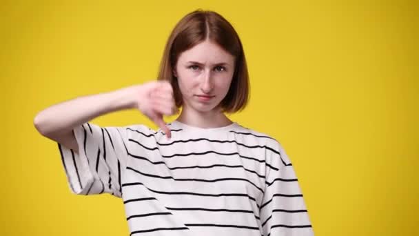 Video Una Chica Mostrando Los Pulgares Hacia Abajo Sobre Fondo — Vídeos de Stock