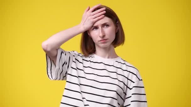 Bir Kızın Saçına Dokunup Sarı Arka Planda Bir Şey Düşündüğü — Stok video
