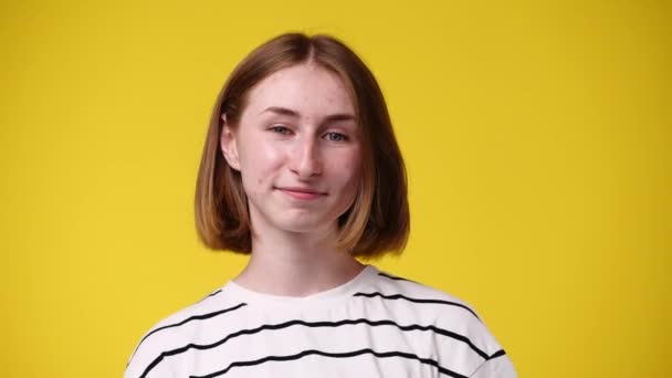 Wideo Jednej Dziewczyny Która Poprawia Włosy Uśmiecha Się Żółtym Tle — Wideo stockowe