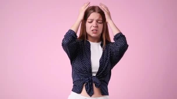 ピンク色の背景で気持ち悪い1人の女の子の4K動画 感情の概念 — ストック動画