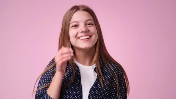 Slow Motion Video Van Een Meisje Repareert Haar Haar Glimlacht — Stockvideo