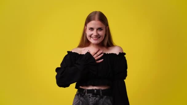 Video Eines Mädchens Das Sich Emotional Über Den Gelben Hintergrund — Stockvideo