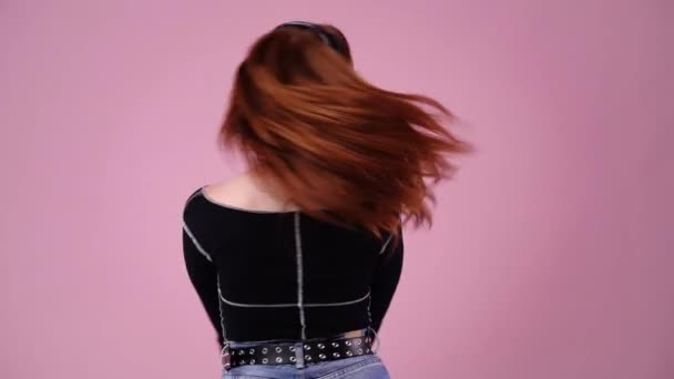Video Girl Cunning Facial Expression Pink Background Concept Girl Ideas — Vídeo de stock