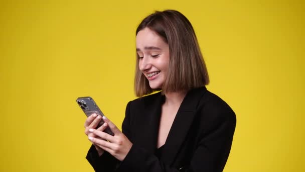 Video One Girl Who Watching Videos His Phone Smiling Yellow — Stock Video