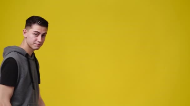 Video Van Een Man Met Duim Omhoog Gele Achtergrond Concept — Stockvideo