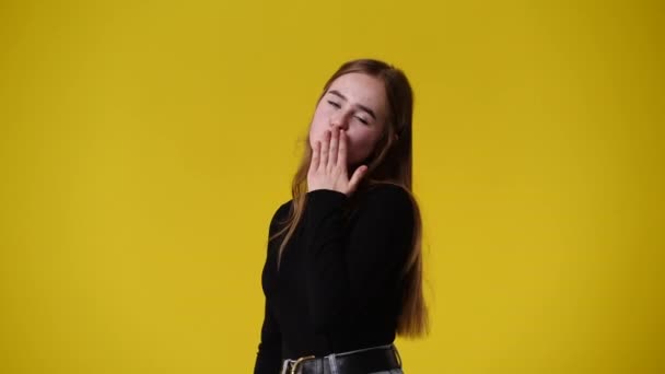Sarı Arka Planda Hava Öpücüğü Gönderen Bir Kızın Videosu Aşk — Stok video
