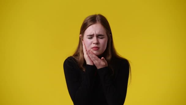 Video Roztomilé Dívky Negativním Výrazem Obličeje Žlutém Pozadí Pojetí Emocí — Stock video
