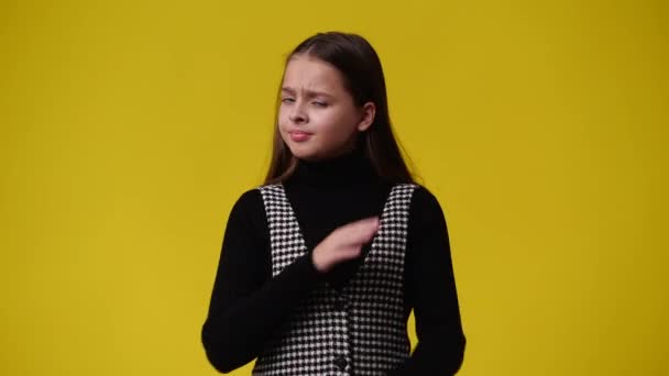 Video Van Een Meisje Met Gekruiste Handen Gele Achtergrond Concept — Stockvideo