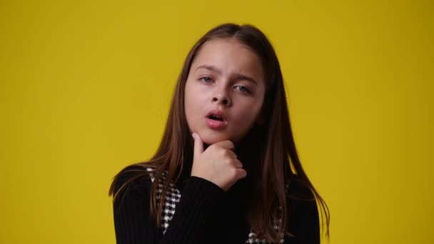 Video Von Einem Mädchen Das Für Ein Video Auf Gelbem — Stockvideo