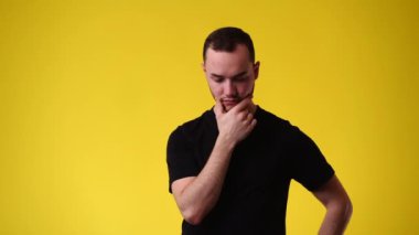 Sarı arka planda bir adamın boş duygularının 4K videosu. Boş duygu kavramı.