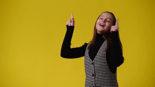 Video One Girl Pointing Left Yellow Background Concept Emotions — Stockvideo