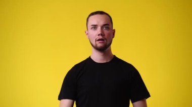 Sarı arka planda bir adamın boş duygularının 4K videosu. Boş duygu kavramı.